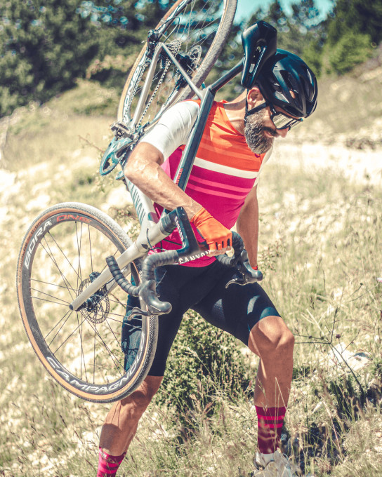 Vêtements gravel, maillot vélo et cuissard cargo