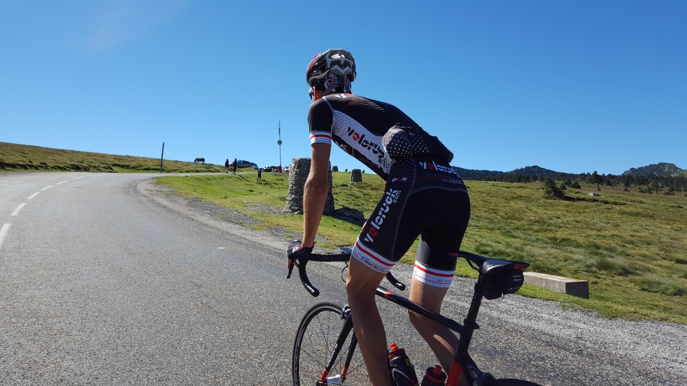 Cycliste en maillot et cuissard de vélo