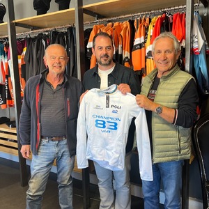 🚴‍♂️ NOUVEAU PARTENARIAT 🚴‍♂️Nous sommes ravis d’annoncer notre partenariat avec le Comité Départemental du Var de Cyclisme pour les 4 prochaines années ! 🎉POLI aura le plaisir d’équiper le Comité et d’accompagner les cyclistes varois dans leurs défis sportifs. Un immense merci à Serge Pascal et Philippe Dumoulin pour leur confiance. 🙌Hâte de voir nos équipements sur les routes du Var ! 🌞🚴‍♂️Comité FFC Var #Cyclisme #teampoli #poliwear #ffc #var