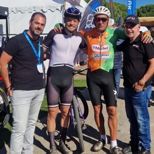 🚴‍♂️ Rencontre au sommet sur le @rocdazur !📸 Stéphane Javalet (ancien manager de l’équipe Saint-Michel – Préférence Home - Auber93) en tenue officielle de l'équipe, et Steve Chainel (ancien coureur pro & fondateur du Cross Team by Steve Chainel) en combinaison POLI, entourés des boss de la maison POLI, Maxime Poli et Michel Poli.Un beau moment de partage autour du cyclisme, de la technicité et de la convivialité qui font l’ADN de POLI 💪@maxweb.mp @stevechainel @auber93cyclisme #RocdAzur #Poliwear #Cyclisme #PassionVélo