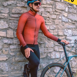 Affrontez le froid sans compromis ❄️ Nos vestes de cyclisme sont à -50% pendant le Black Friday ! Technicité, confort et style 👉 Jusqu’au 1er décembre seulement !Voir tous nos produits en promotion sur poli.fr#poliwear #blackfriday #cyclisme #vestecyclisme #cycling