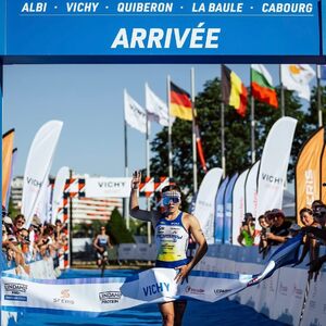 Félicitation à @jeannelehair pour cette nouvelle victoire 🥇 aux Lindahls Pro+ Triathlon Series 2025 à Vichy, sous les couleurs de @poissytri et dans une trifonction POLI ! Et un grand bravo à tous les aux athlètes de l’équipe !