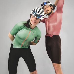 🚴‍♀️ La combinaison MIRAGE allie coupe ergonomique, liberté de mouvement et technicité avancée.Son haut, léger et respirant, s’ouvre comme un maillot. Le cuissard offre compression et maintien, pour une sensation de fluidité même dans l'effort. La structure striée des manches optimise la stabilité et la pénétration à l’air. Finitions bords francs & matières extensibles : rien n’est laissé au hasard.📍Découvrez-la maintenant sur poli.fr#Poliwear #Mirage #Cyclisme #Cycling