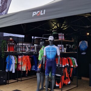 Le Roc d’Azur 2025, c’est déjà fini et quelle édition ! 🌟 Merci à tous les clubs, partenaires et passionnés venus partager un moment avec nous, découvrir nos nouveautés clubs à personnaliser et profiter du déstockage sur place 🙌 Une édition pleine d’énergie et d’enthousiasme… à très vite pour la suite de la saison POLI !#rocdazur #poliwear