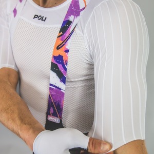 🚴‍♂️ AERO LAYER : le sous-vêtement qui file avec le vent, approuvé et porté par l'équipe cycliste professionnelle ST MICHEL - PREFERENCE HOME - AUBER 93. Optimisé pour la vitesse, le sous-maillot AERO LAYER améliore l’aérodynamisme de vos tenues grâce à ses rayures ondulées stratégiquement placées sur les manches, réduisant la résistance au vent et améliorant le coefficient de traînée.💨 Résultat ? Un gain de performance visible, sans compromis sur le confort. ☁️ Tissu léger, respirant et à séchage rapide ⚡ Technologie de pointe pour cyclistes exigeants 🌡️ Thermorégulateur : protège du froid comme de la chaleur 🎯 Un concentré d’innovation au service de votre chrono.👉 Découvrez-le sur notre site : poli.fr#poliwear #SousMaillot #Cyclisme #aerolayer
