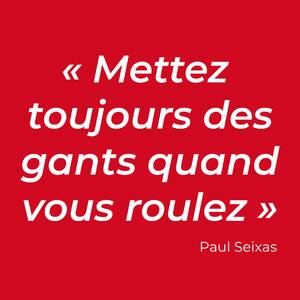 « Mettez toujours des gants quand vous roulez. »Quand l'un des plus grands espoirs du cyclisme français prononce cette phrase après une chute à plus de 70 km/h, on tend naturellement l'oreille.Les gants et les mitaines ne servent pas seulement à améliorer le confort ou l'adhérence sur le guidon. Ils sont souvent les premiers à protéger vos mains lorsque le bitume se rapproche un peu trop vite.On ne choisit pas toujours si l'on va chuter. En revanche, on peut choisir de mieux se protéger.➡️ Personnalisez vos gants ou vos mitaines aux couleurs de votre club à partir de 10 pièces. ➡️ Ou commandez directement en ligne sur poli.fr.Et vous, vous roulez toujours avec des gants ou des mitaines ? 🚴#Sécurité #Cyclisme #Vélo #ClubCycliste #POLI #cycling