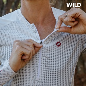 Gardez la motivation avec POLI !🔥Quand l’envie et les températures baissent pendant l’automne-hiver, restez motivés et équipez-vous avec notre maillot de Trail de la collection WILD Homme et Femme.Nos maillots de trail manches longues combinent technicité et confort. Pratique avec ses 2 poches, il est conçu pour la pratique du trail, de la course à pied ou de la marche.👉Disponible sur notre site web#teamPOLI #fallseason #autumn #winter #Trail #Running