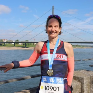 Retour en images sur le semi-marathon de Düsseldorf 🇩🇪🏃♀️Mélanie Ragot signe une très belle performance avec une 4ᵉ place dans son groupe d’âge et une 99ᵉ place sur près de 3 900 femmes, en terminant en 1h35 👏Une course menée avec régularité, engagement et détermination du début à la fin 💪@freie_schwimmer_duesseldorf #Triathlon #triathlete #triathlonlife #trifonction #ironman #ironmantri #poli #poliwear #teampoli #poliride
