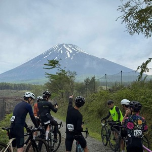 🚴‍♂️✨ Retour sur un évènement exceptionnel du week-end au Fuji Gravel à Tokyo, avec une vue imprenable sur le majestueux Mont Fuji ! 🌄POLI était fièrement présent sur place avec son stand pour cette première édition très attendue. Après plus d’un an de préparation, l’événement a rassemblé près de 200 passionnés de Gravel.Fuji Gravel souhaite devenir la référence nationale du Gravel au Japon. Ce premier pas était prometteur, et nous sommes fiers d’avoir pu lancer les dossards POLI sur cet événement unique.Rendez-vous l’année prochaine sous le Mont Fuji pour la prochaine édition ! 🏔️🔥#fujigravel #poliwear #gravel #japan #montfuji #cyclisme #cycling