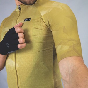 La collection PRISME propose 4 pièces techniques, unisexes et respirantes pour accompagner vos sorties sous le soleil.✨ Un maillot ajusté au design graphique, un cuissard compressif pour un maintien optimal, une combinaison légère pour la performance, et un gilet coupe-vent ultra léger et compact pour faire face aux changements de température. 🎨 Des motifs subtils, des teintes raffinées, et une technicité sans compromis.📍À découvrir sur poli.fr #poliwear #prisme #cyclisme #cycling