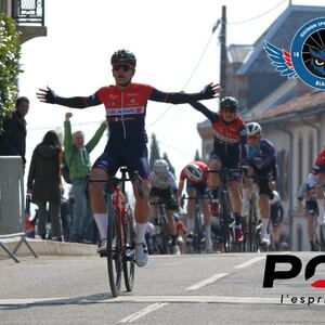 🚴‍♂️ Une collaboration qui roule depuis 2016 ! 🔧✨Depuis maintenant près de 10 ans, le @gscblagnacvs31 , club cycliste emblématique de la région Occitanie et du sud de la France , fait confiance à @poli_wear pour l’accompagner au quotidien. Entre passion du vélo, esprit d’équipe et recherche de performance, nous sommes fiers de soutenir un club aussi engagé et dynamique.🎥 Pour revivre certains moments forts de cette belle aventure : Vidéo ➤ https://fb.watch/Duq_-86J7D/🙏 Un grand merci au GSC Blagnac 31 pour cette fidélité et pour les beaux projets partagés au fil des saisons. Ensemble, on continue d’avancer… et de pédaler vers de nouveaux défis ! 💪🚴‍♀️💨#Partenariat #Cyclisme #GSCBlagnac31 #Poli #Depuis2016 #EspritSportif