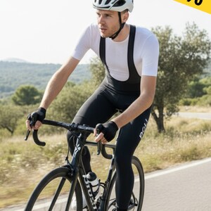 Confort, chaleur et aérodynamisme 💨 Nos collants de cyclisme sont à -50% pendant le Black Friday ! Parce que chaque sortie compte, même par temps froid ❄️Voir tous nos produits en promotion sur poli.fr#poliwear #blackfriday #cyclisme #collantcyclisme #cycling